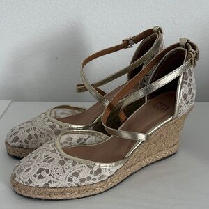Jasper & Jeera Cream and Gold Lace Wedge Sandals